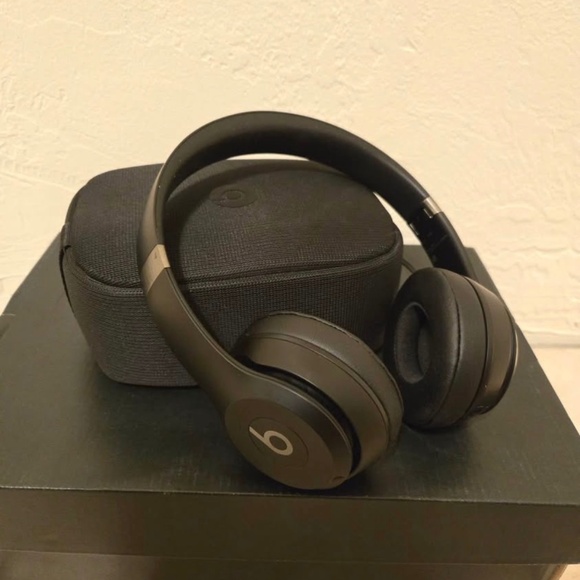 Beats Solo 4 - Picture 1 of 1